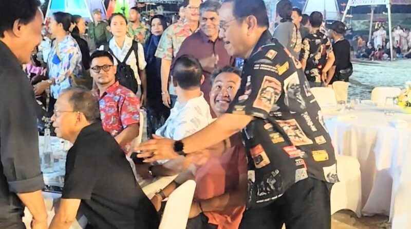 Cok Ace Kejutkan Wayan Koster di Sanur Village Festival, Pose Dua Jari Tandai Pertemuan