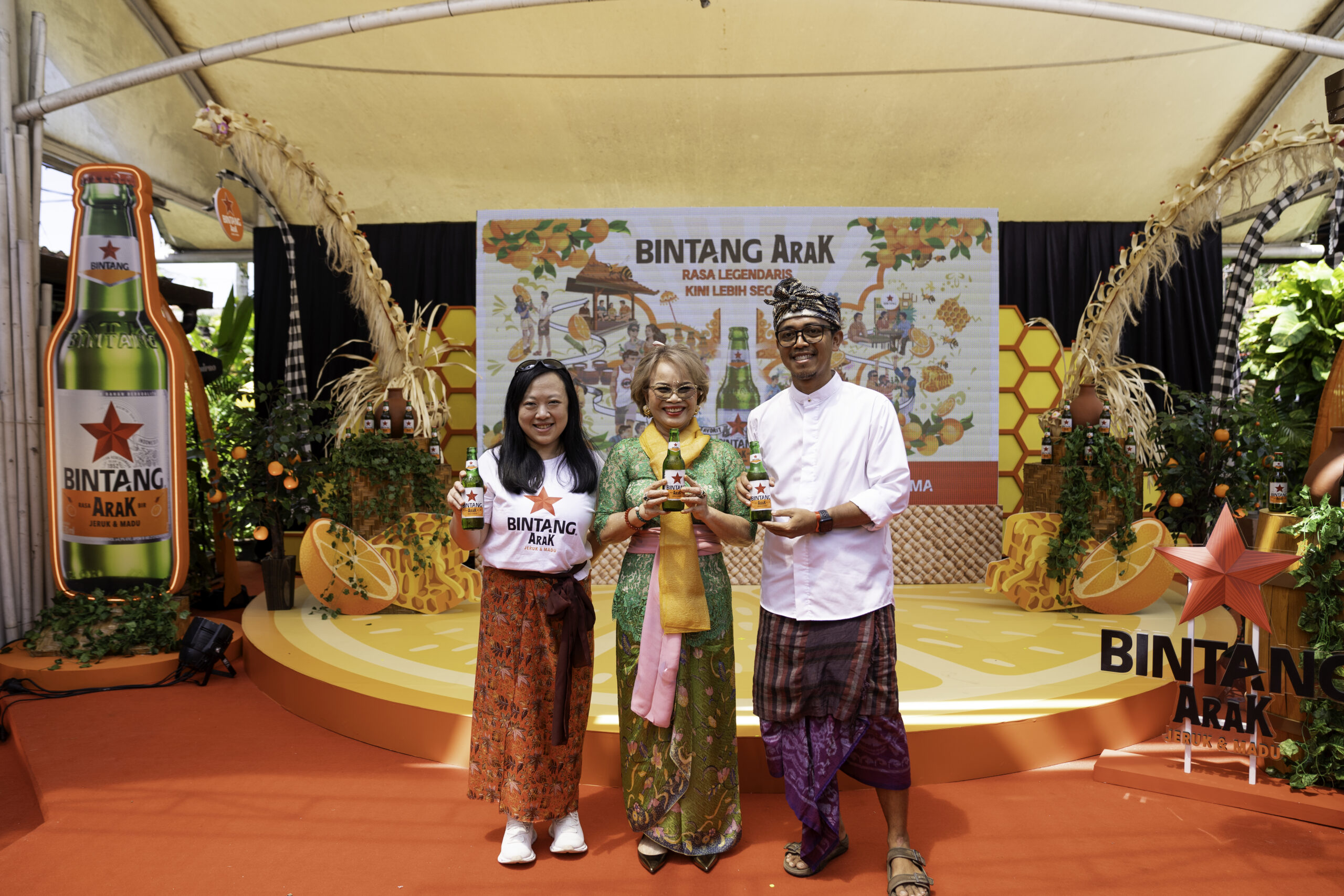 Momen Peluncuran BINTANG Arak Jeruk & Madu yang diselebrasikan dengan toast bersama antara Jessica Setiawan, (kiri), Ni Made Masih, pemilik Warung Made (Tengah), dan Monez, ilustrator lokal Bali. (kanan)